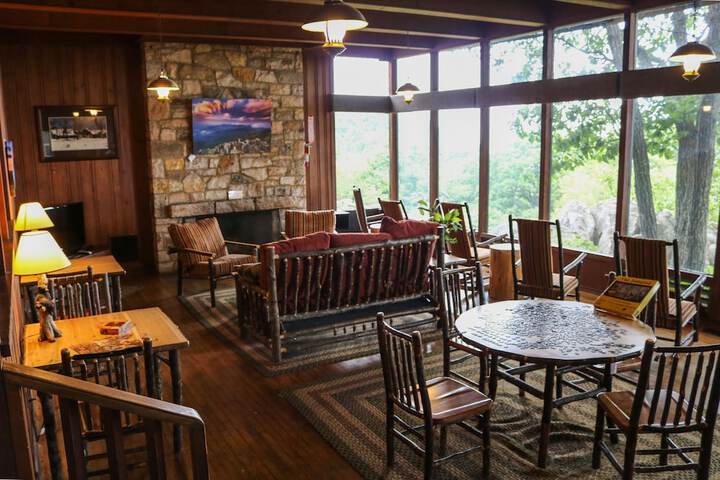 Lobby lounge