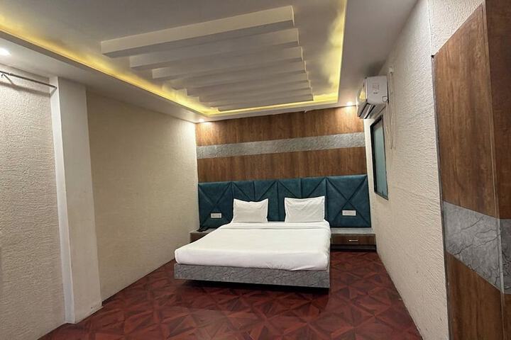 Room 13 of 30