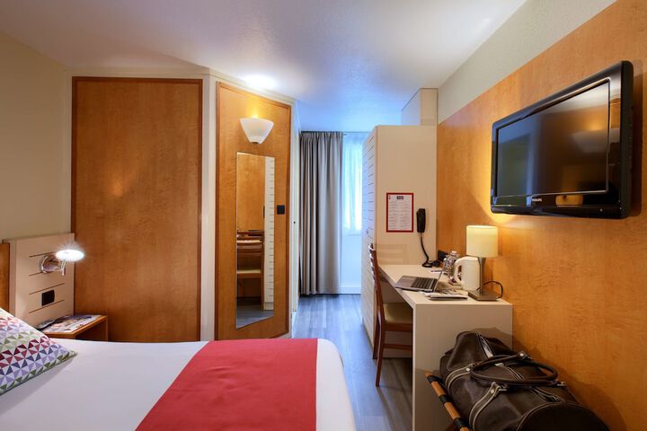 Room 11 of 32