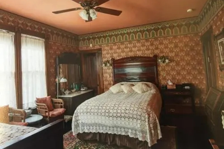 Room 5 of 17
