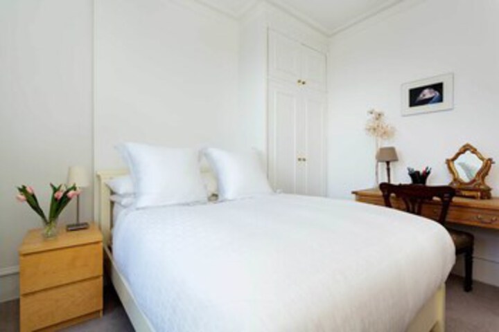 Room 9 of 11