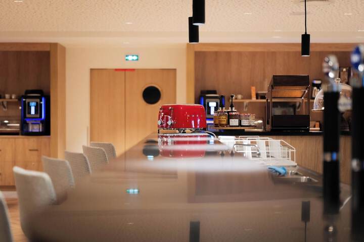 Lounge 54 of 84