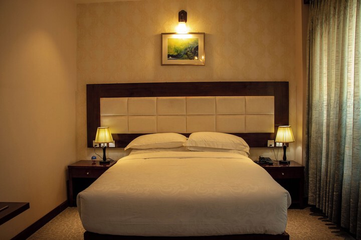 Room 9 of 32