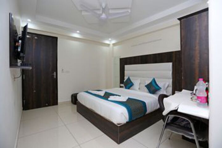 Room 12 of 32