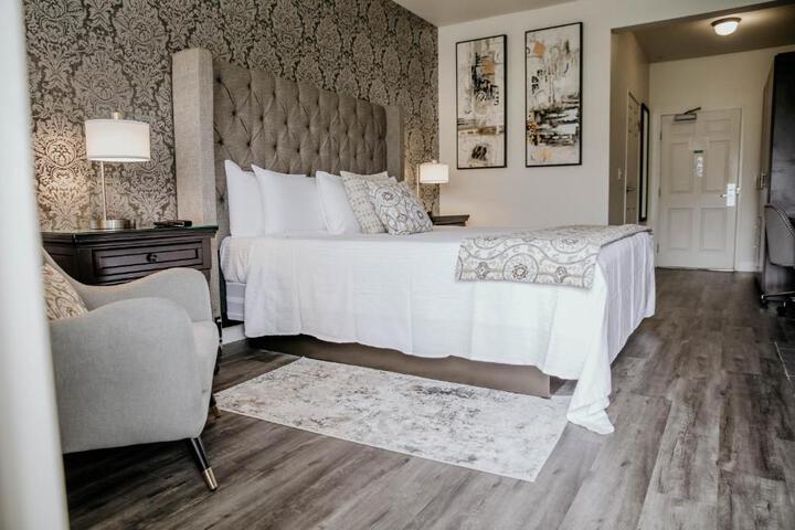 1 Queen Bed (12 of 17)