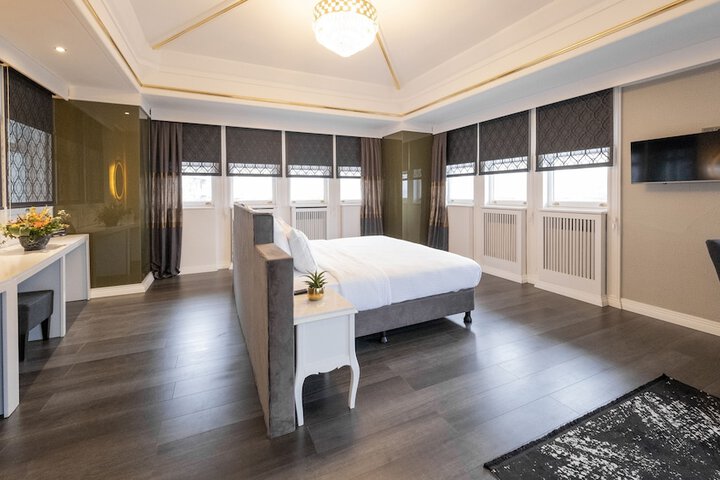 Room 12 of 184