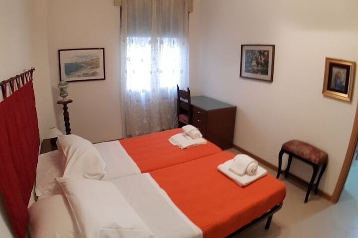 Room 8 of 103