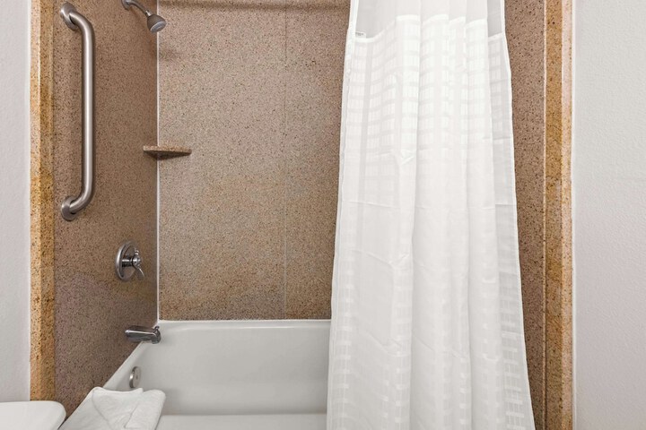 2 Queen Beds Accessible (2 of 10)