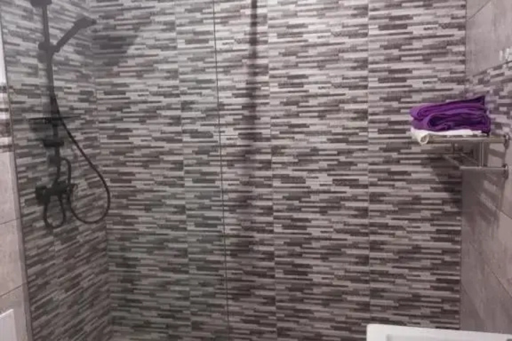 Room 6 of 12