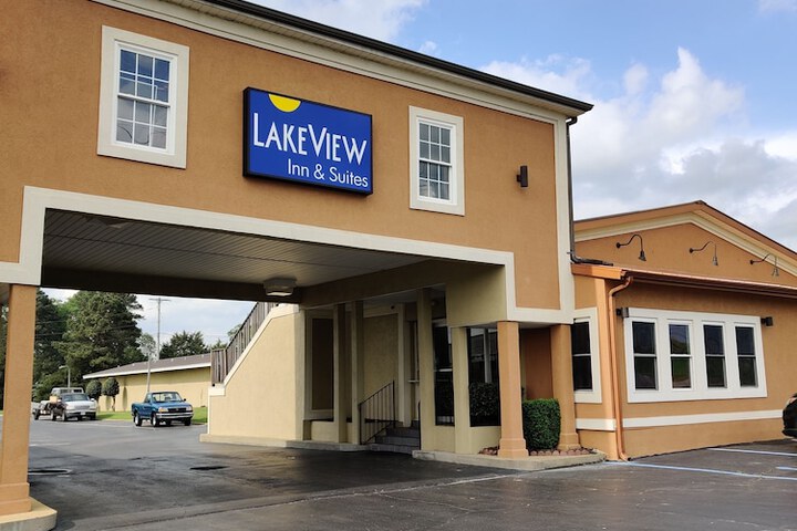 Lake View Inn & Suites