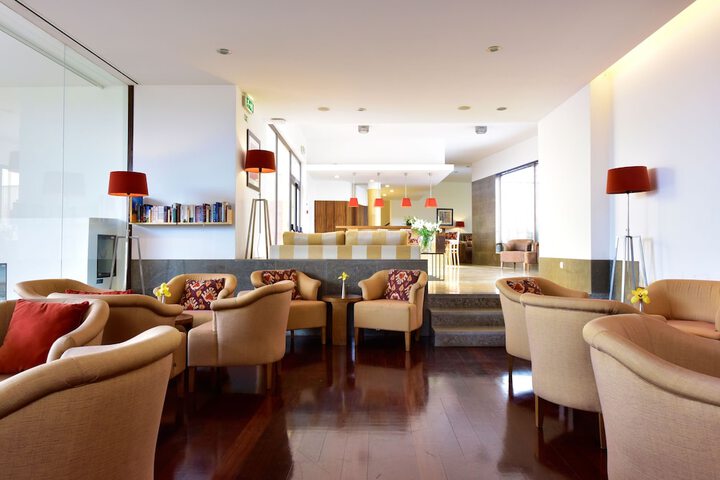 Lounge 20 of 29