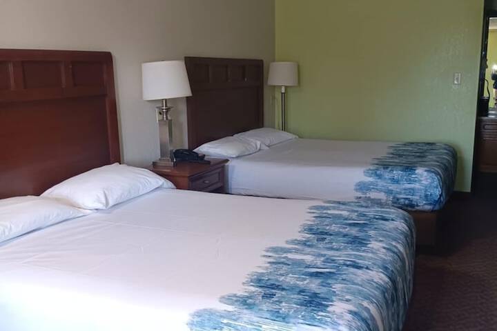 2 Queen Beds (1 of 7)
