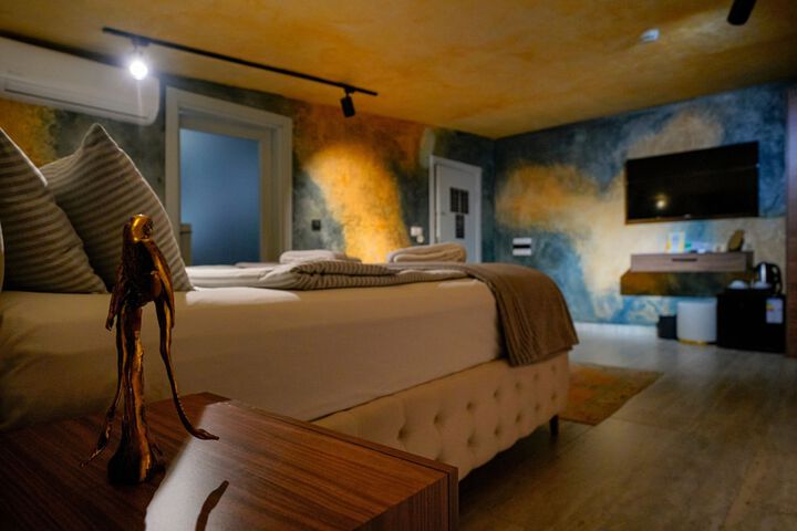 Room 52 of 244