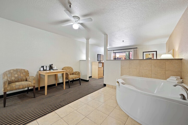 2 Queen Beds High Speed Internet Accessible Microwave and Refrigerator Safe Full Breakf (19 of 34)