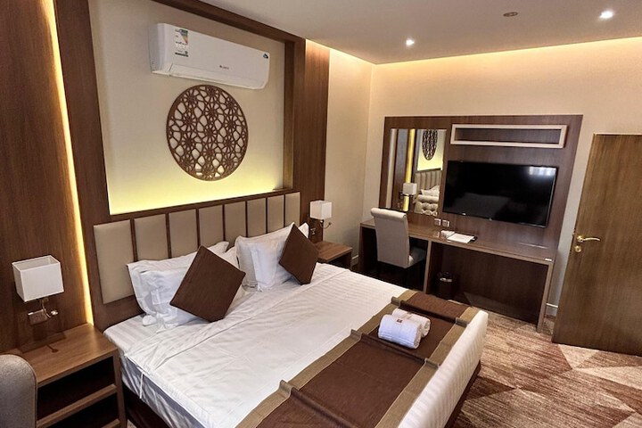 Room 33 of 64
