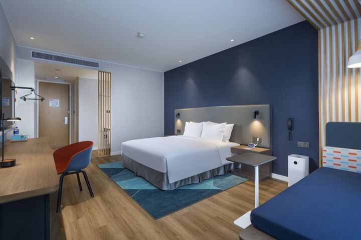 Room 5 of 68