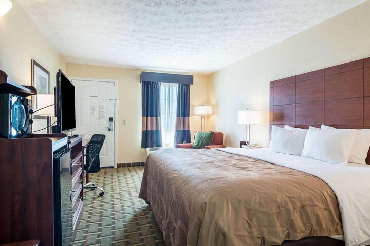 1 King Bed Accessible (2 of 10)