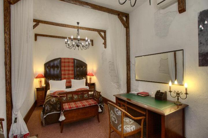 Room 8 of 10