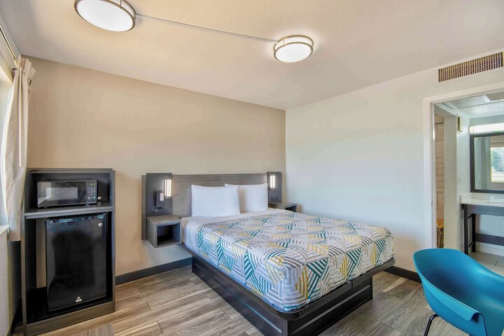 1 Queen Bed (3 of 8)
