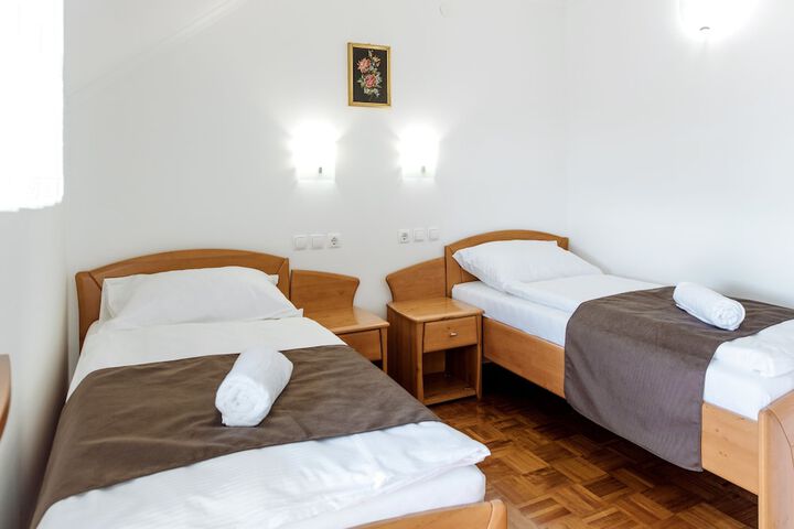 Room 3 of 39