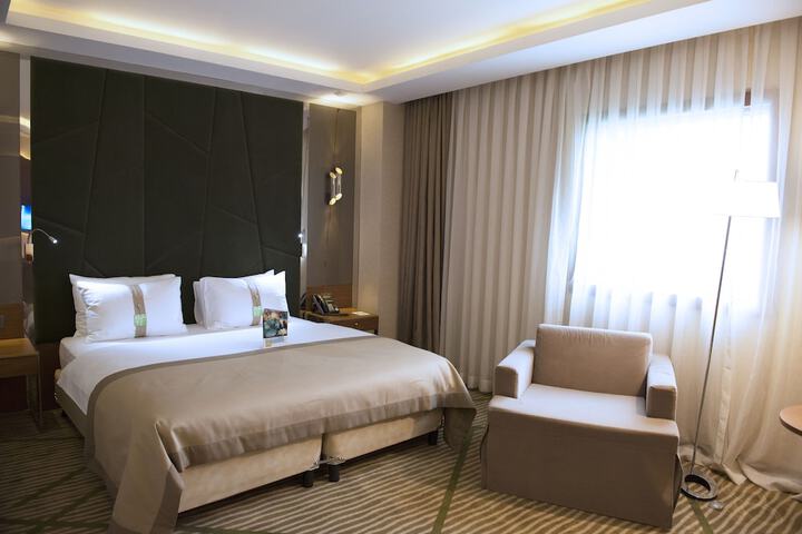 Room 6 of 30