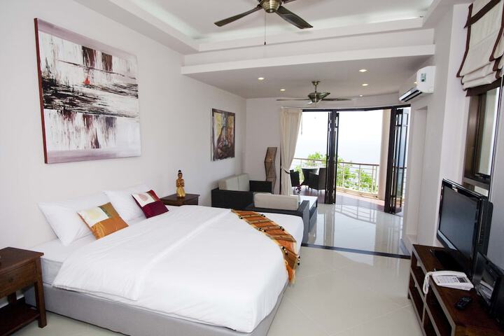 Room 8 of 132