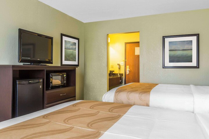 1 Queen Bed (2 of 10)