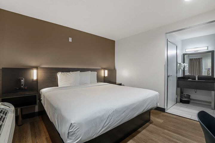 1 King Bed (2 of 6)