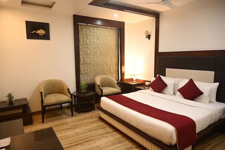 Room 6 of 13