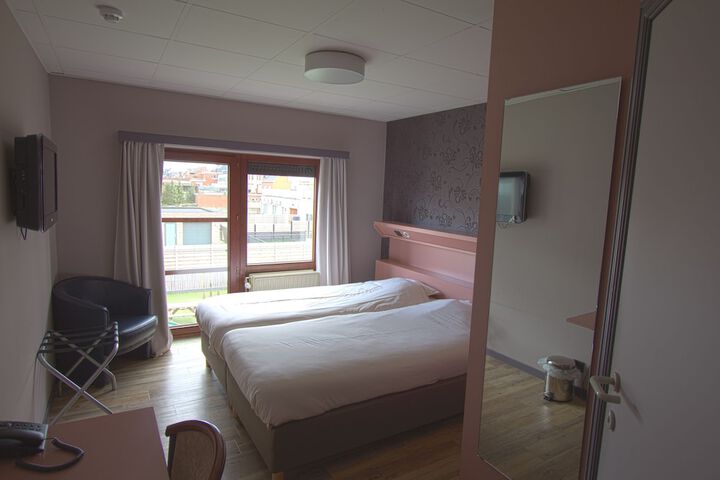 Room 3 of 33