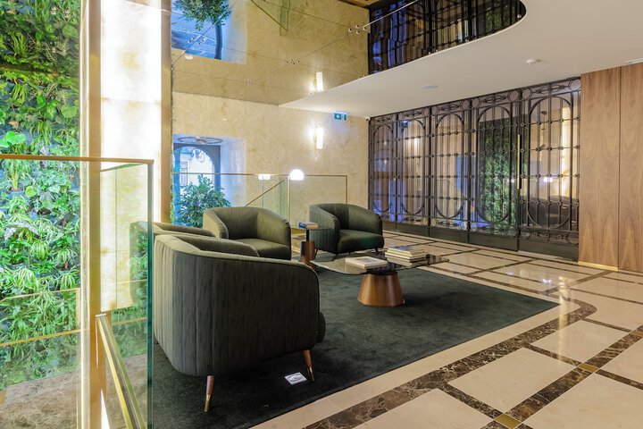 Lounge 77 of 93