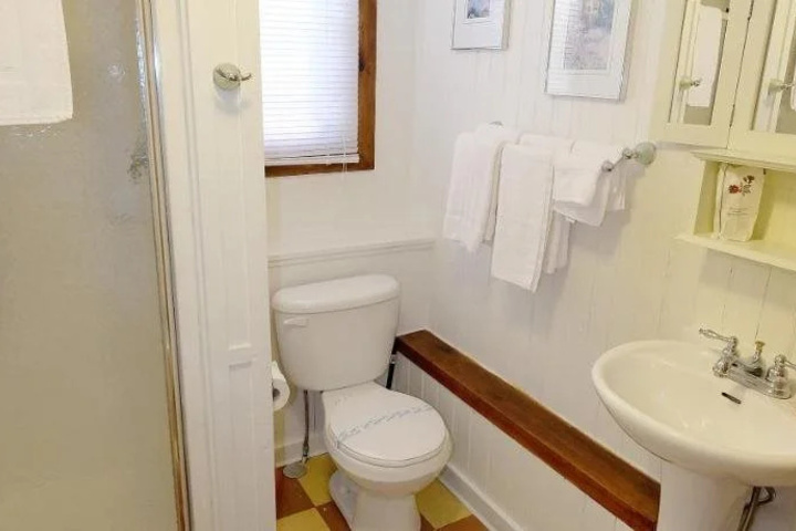 Room 7 of 18