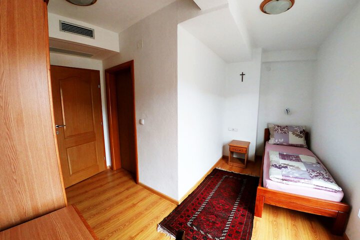Room 2 of 60