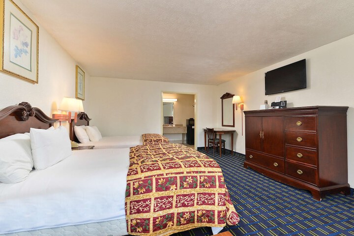 2 Double Beds Accessible (5 of 5)