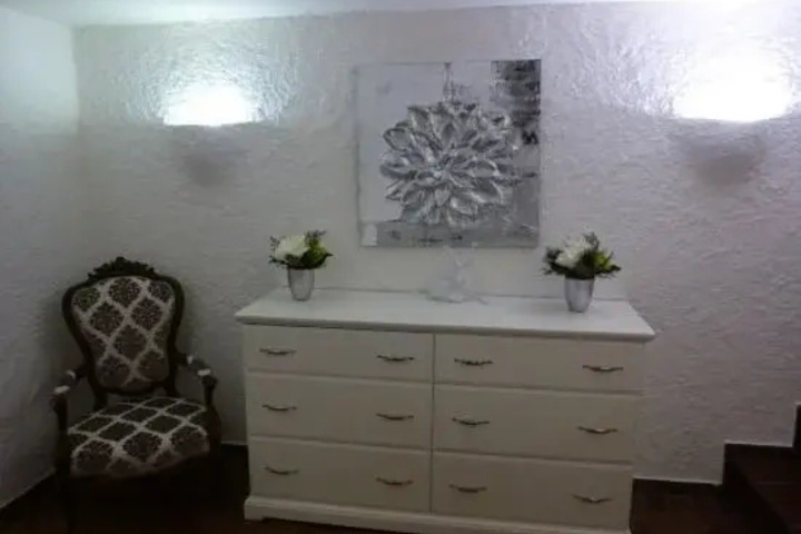 Room 12 of 16