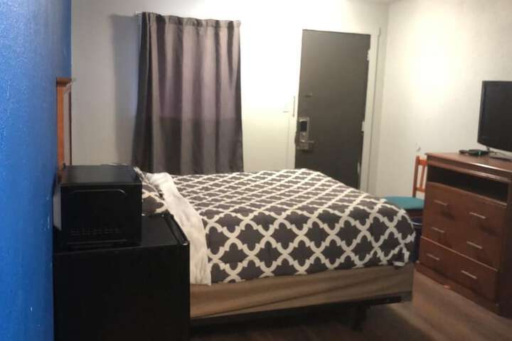 Room 6 of 12