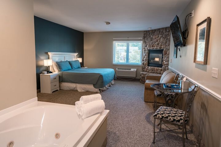 Deluxe Queen Bed Lake View Sofa (23 of 38)