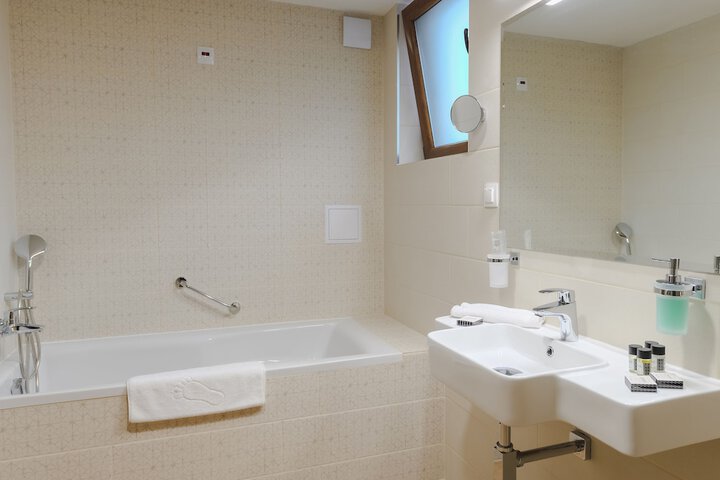 Room 14 of 38