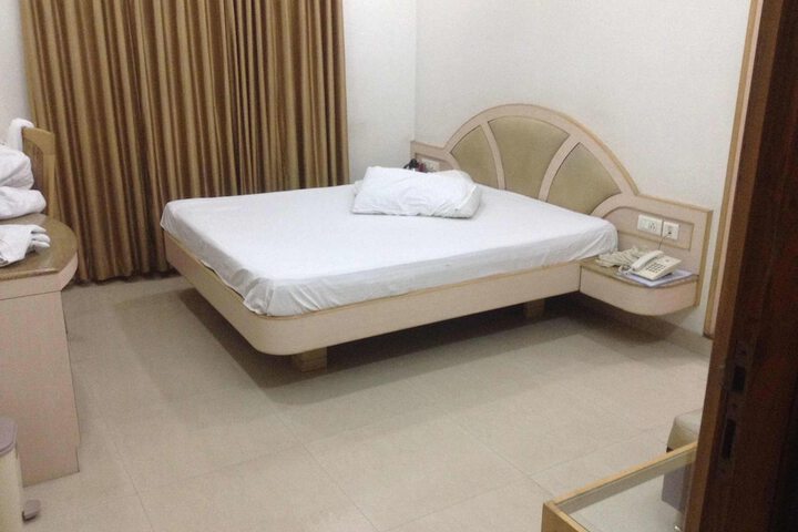 Room 7 of 12