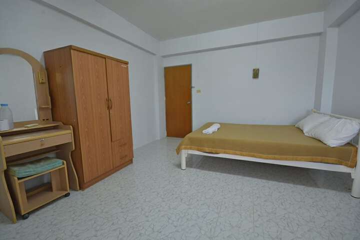 Room 4 of 10