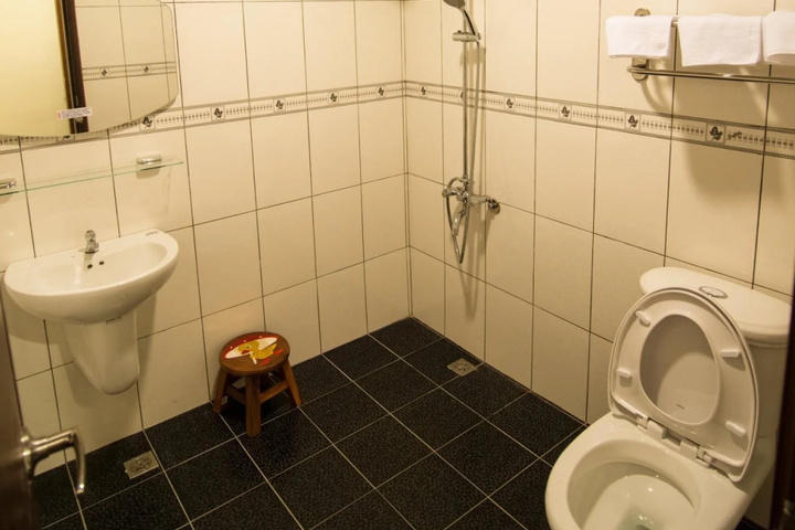Room 7 of 16