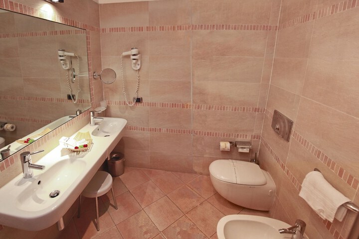 Room 14 of 64