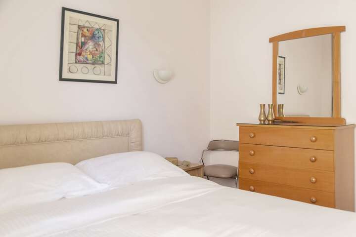 Room 13 of 21