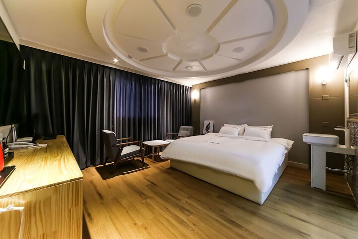 Room 34 of 67