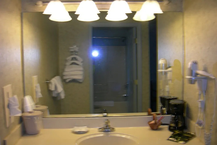 Room 8 of 12
