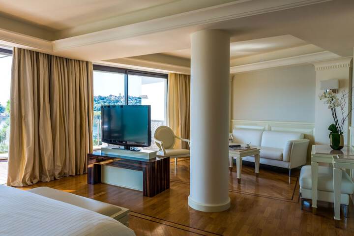 Room 4 of 92