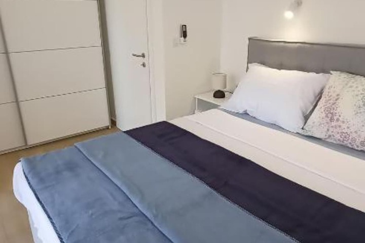 Room 8 of 29