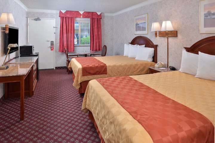 2 Queen Beds (5 of 7)