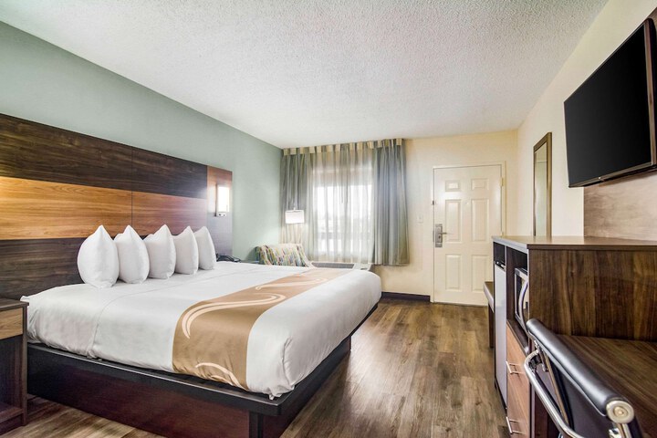 1 King Bed (12 of 14)