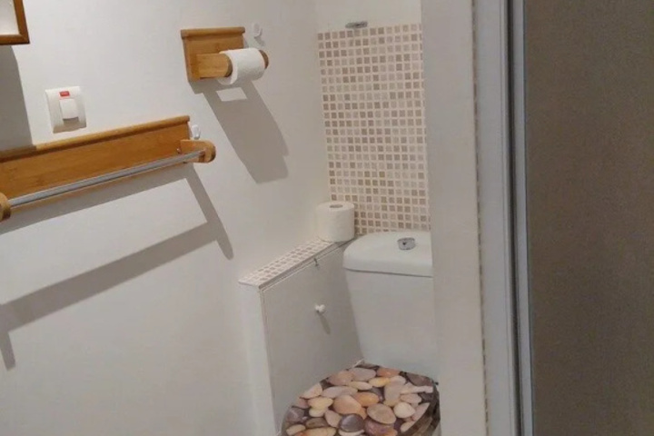 Room 8 of 9